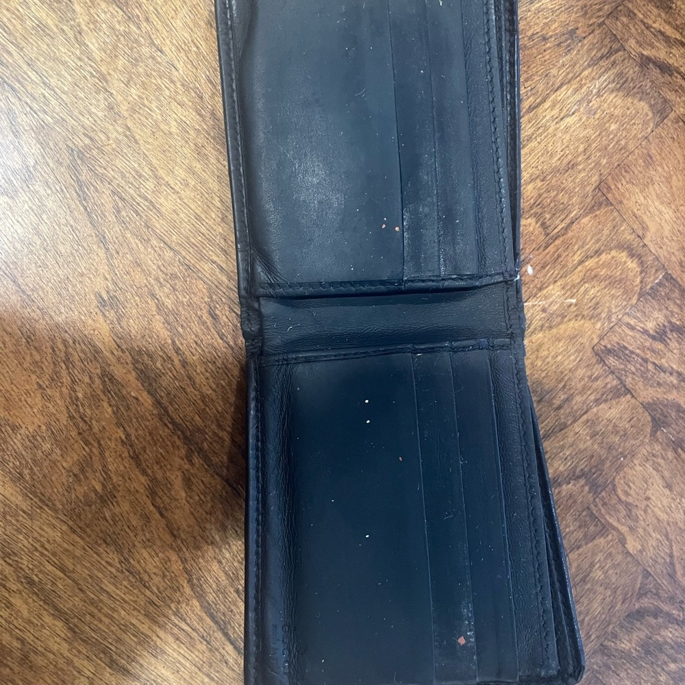 Gucci Black Leather Wallet with Embossed Logo - Picture 3 of 5